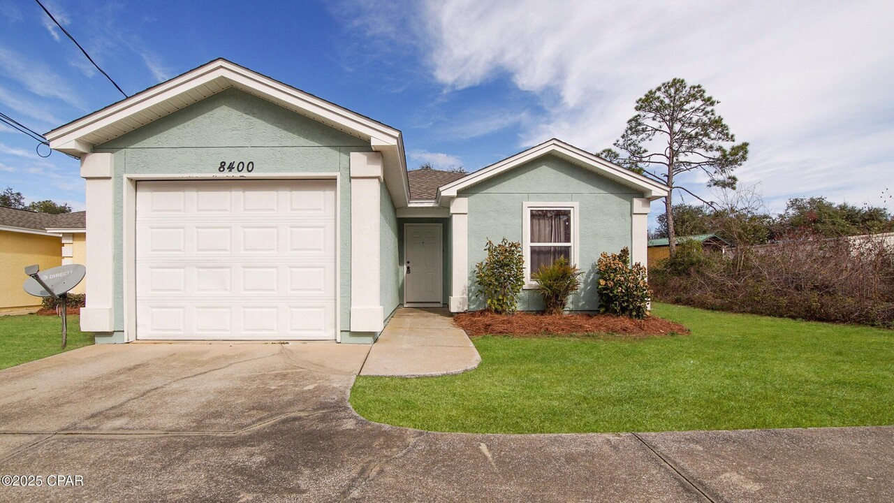 8416 N Lagoon Dr in Panama City, FL - Building Photo