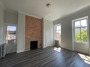 28 E Mount Vernon Pl in Baltimore, MD - Building Photo - Building Photo