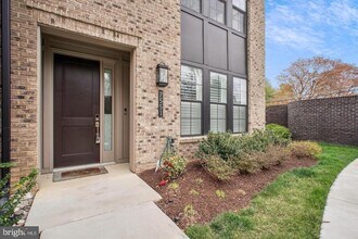 7551 Sawyer Farm Wy in McLean, VA - Foto de edificio - Building Photo