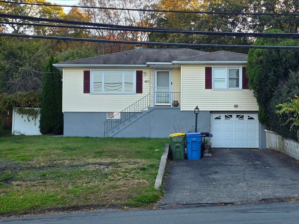 481 Bunker Hill Ave in Waterbury, CT - Building Photo