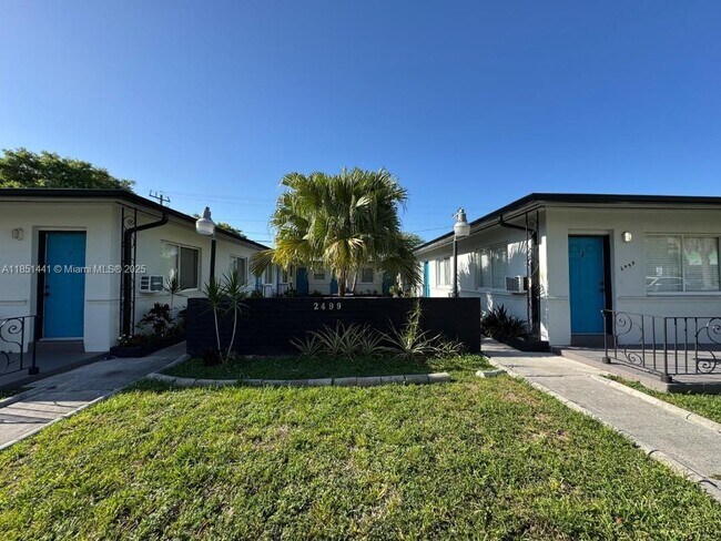 2499 SW 27th St in Miami, FL - Building Photo - Building Photo