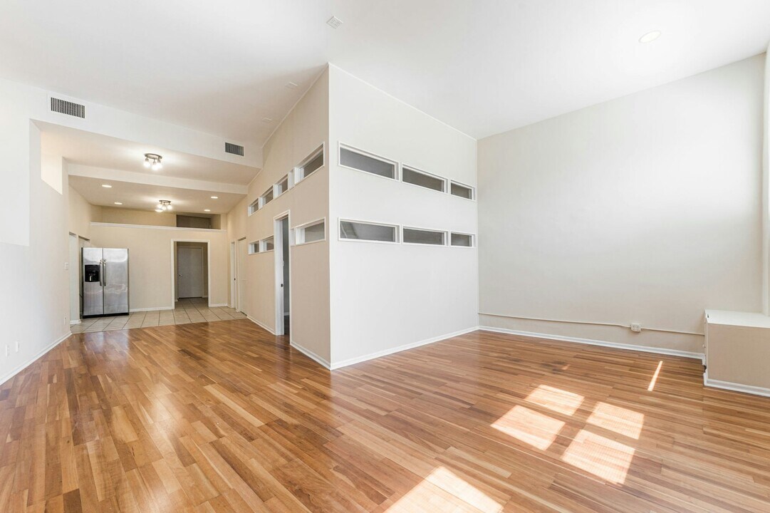 2122 W Grand Ave in Chicago, IL - Building Photo