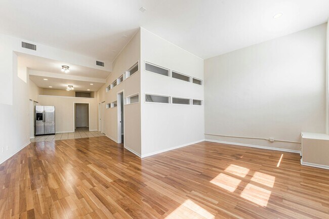 property at 2122 W Grand Ave