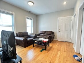 81 Newbury St, Unit 2 in Somerville, MA - Building Photo - Building Photo