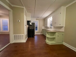 1075 W Coll St in New Braunfels, TX - Building Photo - Building Photo