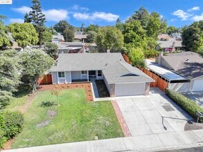 630 Heather Pl in Brentwood, CA - Building Photo - Building Photo