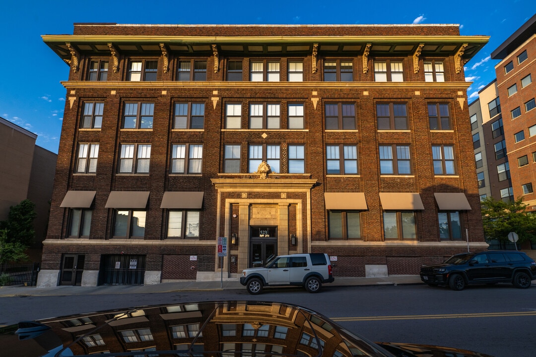 523 Grand Blvd, Unit 1B in Kansas City, MO - Foto de edificio
