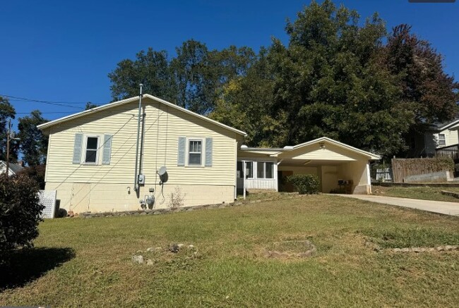 75 Park St in Toccoa, GA - Foto de edificio - Building Photo