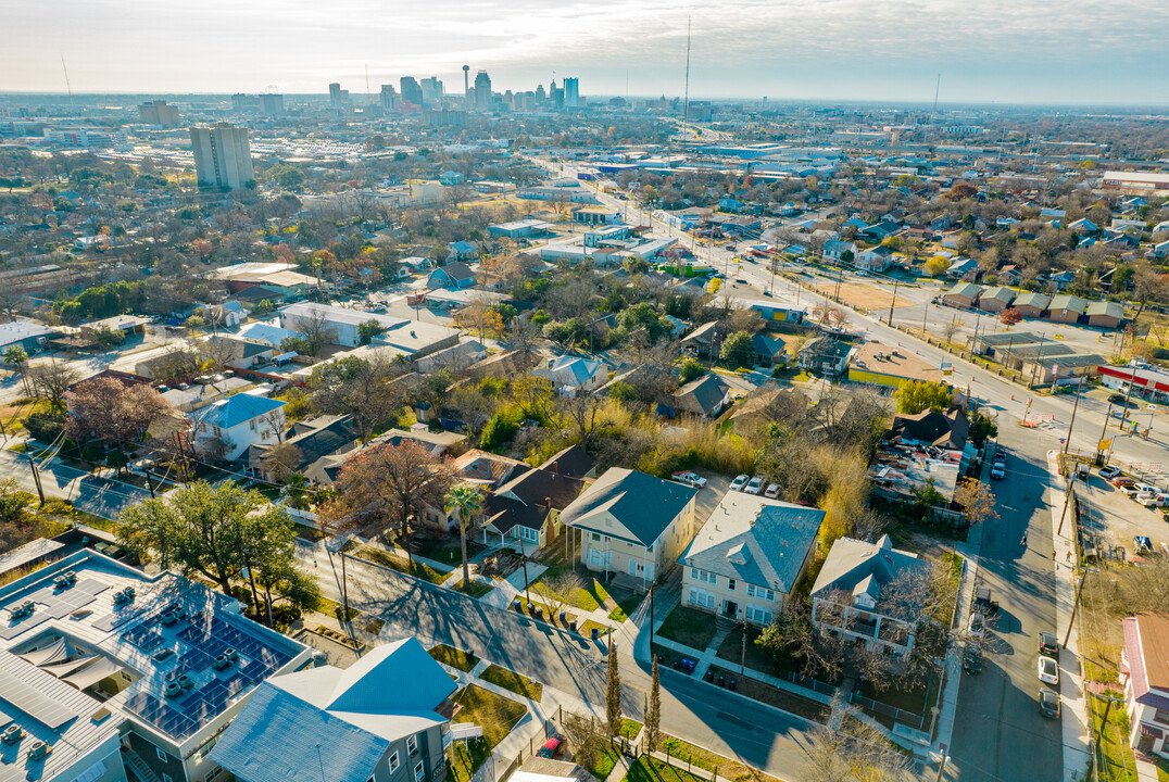 1140 W Ashby Pl in San Antonio, TX - Building Photo