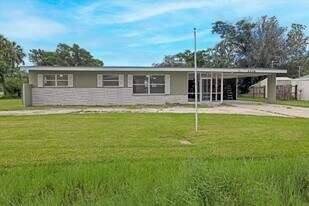 2206 Mark Ave in Punta Gorda, FL - Building Photo