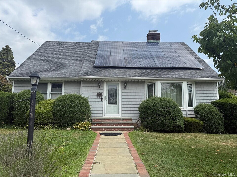 264 Linden Ave in Westbury, NY - Building Photo