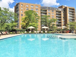 Four Seasons Apartments in Beachwood, OH - Building Photo - Building Photo