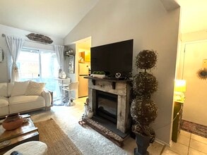 137 Burgundy Hill Ln in Middletown, CT - Building Photo - Building Photo