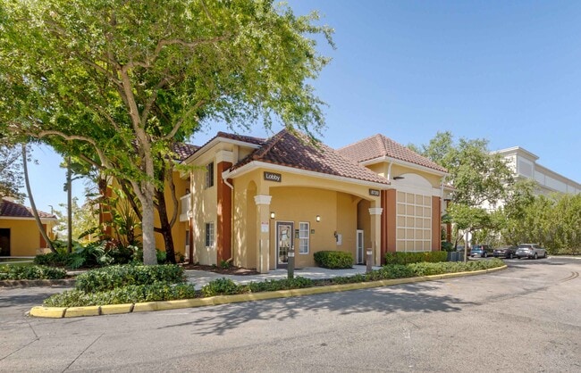 Furnished Studio-Miami - Airport - Doral in Miami, FL - Building Photo - Building Photo