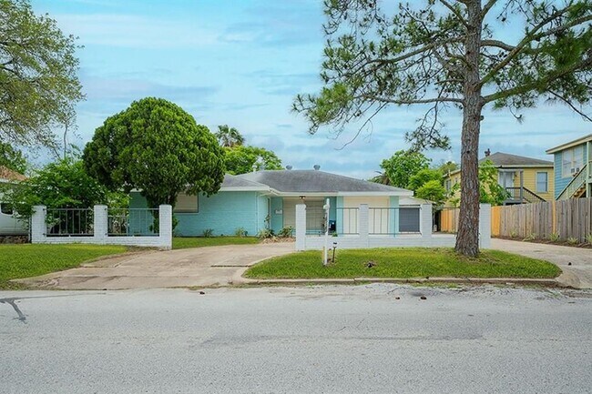 property at 4923 Bernardo De Galvez Ave