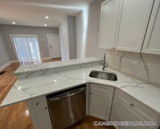 372 Oxford St, Unit 2 in Cambridge, MA - Foto de edificio - Building Photo