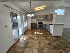 2218 Heritage Manor Dr in Riverbank, CA - Building Photo - Building Photo