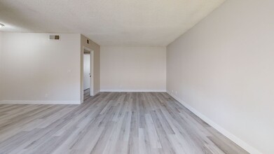 706 S Fir Ave in Inglewood, CA - Building Photo - Interior Photo