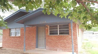 718 W 4th St in Idalou, TX - Building Photo