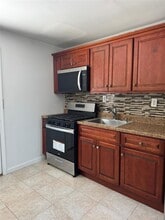 221 Woodland Ave in Yonkers, NY - Building Photo - Building Photo