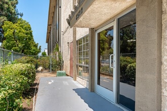 Villa Glenoaks Apartments in Los Angeles, CA - Foto de edificio - Building Photo