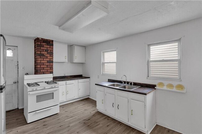 210 Taylor St-Unit -Unit 2 in Pittsburgh, PA - Building Photo - Building Photo