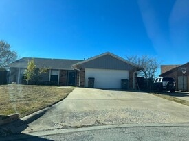 7710 SW Crystal Hills Pl in Lawton, OK - Building Photo