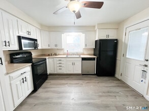 458 Meadowside Rd in Milford, CT - Building Photo - Building Photo