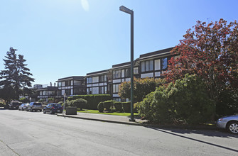 Wedgewood Park in White Rock, BC - Building Photo - Building Photo