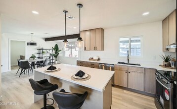 2241 E Janice Wy in Phoenix, AZ - Building Photo - Building Photo