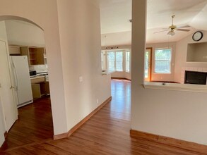 218 Sunshadow Dr in Lockhart, TX - Foto de edificio - Building Photo