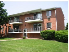 Locust Hill in Rochester, NY - Foto de edificio - Building Photo