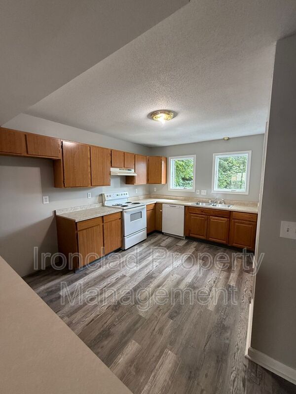 37-39 Munchausen Ave in Bristol, CT - Building Photo - Building Photo