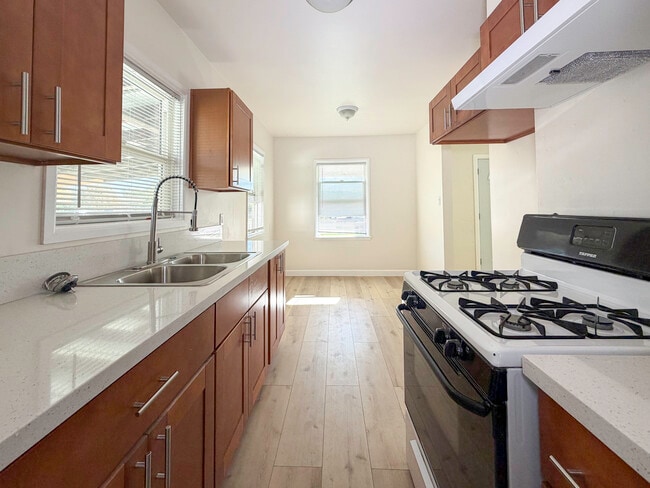 1722 E Victoria Ave, Unit A