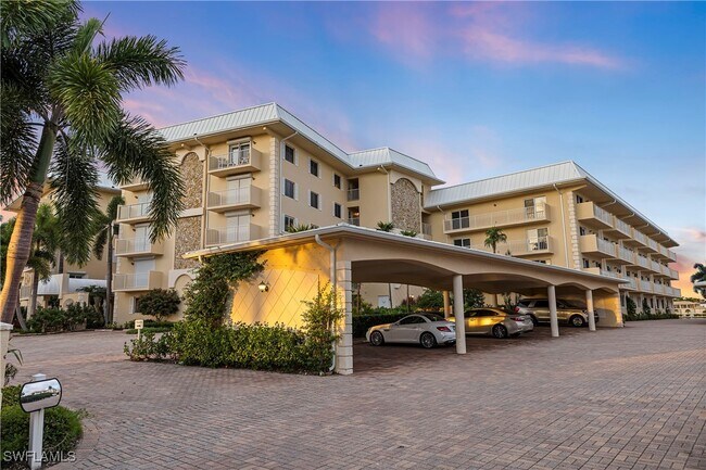 3000 Gulf Shore Blvd N in Naples, FL - Foto de edificio - Building Photo