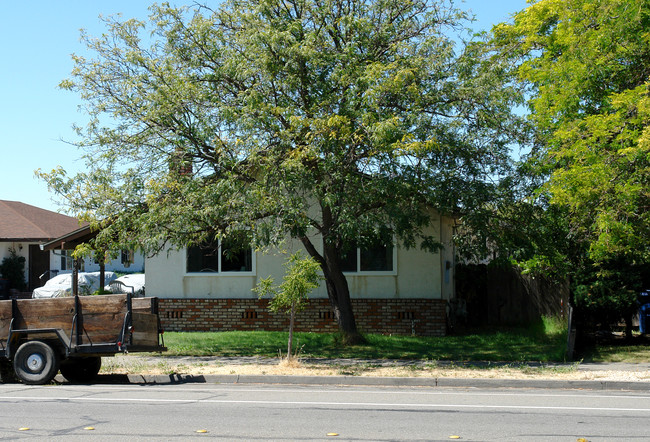 4067 Hoen Ave in Santa Rosa, CA - Building Photo - Building Photo