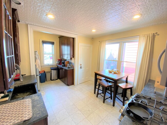 381 Highland Ave, Unit 2 in Somerville, MA - Foto de edificio - Building Photo