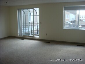 1079 Commonwealth Ave, Unit 510 in Boston, MA - Foto de edificio - Building Photo