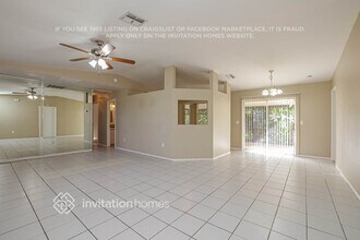 8012 Cypress Dr N in Ft. Myers, FL - Foto de edificio - Building Photo