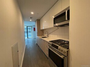 131-05 40th Rd, Unit 18T in Queens, NY - Foto de edificio - Building Photo