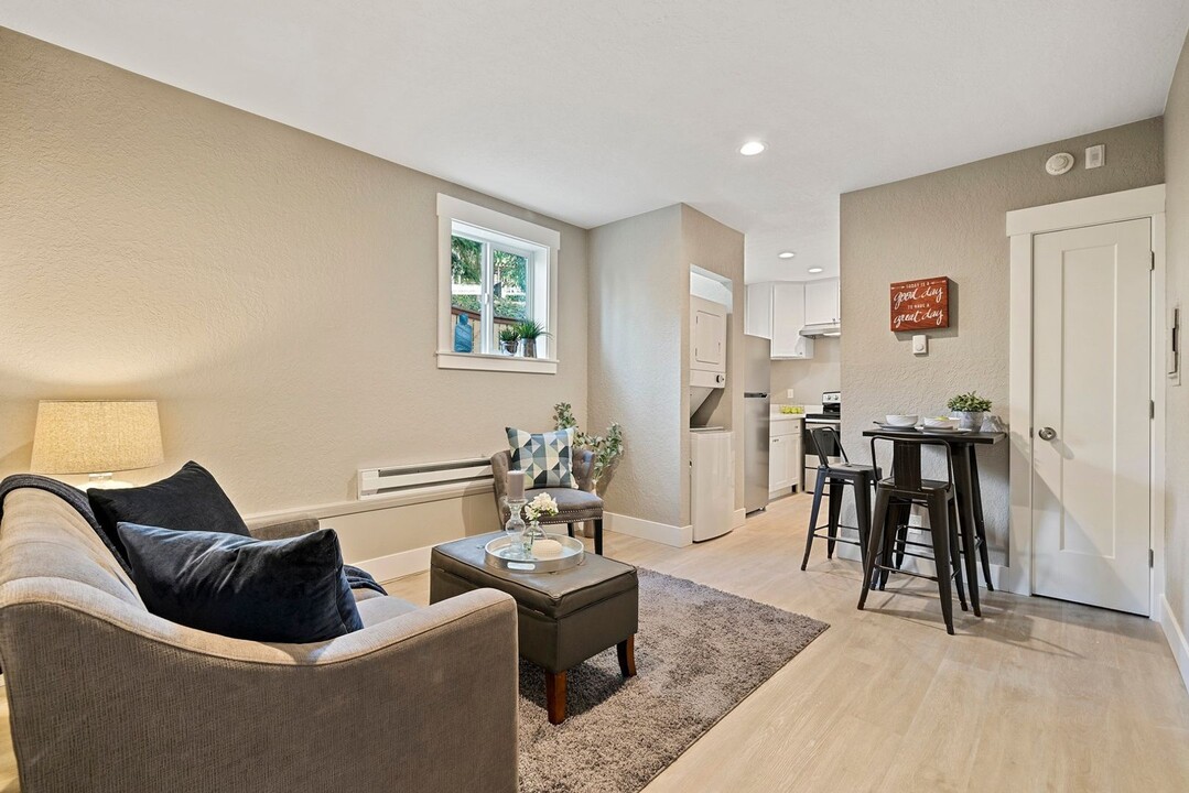 9110 Redmond - Woodinville Rd NE-Unit -Unit 103 in Redmond, WA - Building Photo