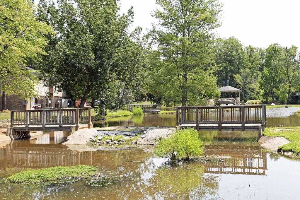 Cloverleaf Lake Townhouse Apartments in Richmond, VA