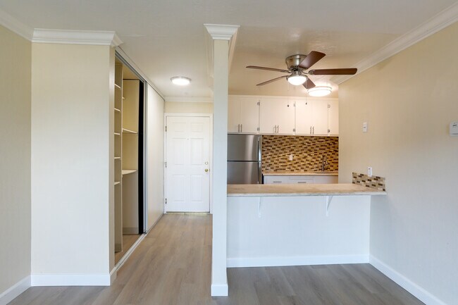 Latham Court Apartments in Mountain View, CA - Foto de edificio - Interior Photo