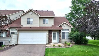 2340 Oakridge Cir in Hudson, WI - Building Photo