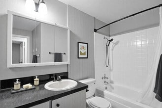Lindbrook Apartments: Great Location in Puyallup, WA - Foto de edificio - Building Photo