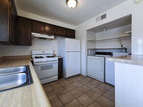 6168 Meadow View Ln in Las Vegas, NV - Building Photo - Building Photo
