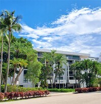 100 Ocean Ln Dr in Key Biscayne, FL - Building Photo