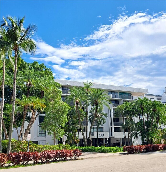 100 Ocean Ln Dr in Key Biscayne, FL - Building Photo