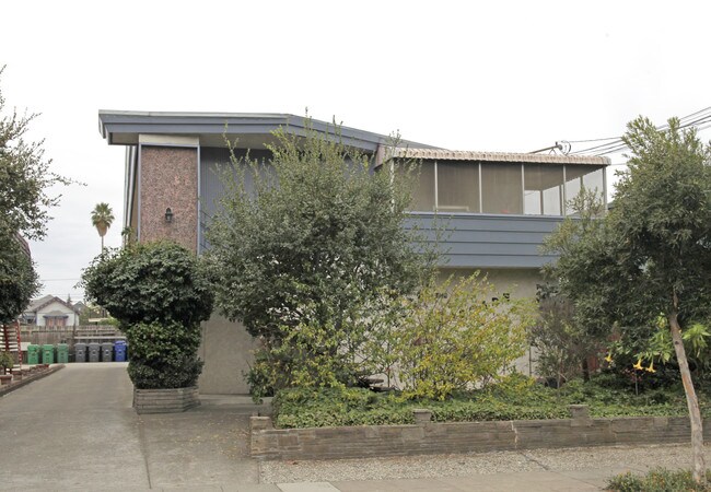 2048 Buena Vista Ave in Alameda, CA - Building Photo - Building Photo