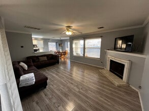 1005 Betty Baker Cove in Pflugerville, TX - Foto de edificio - Building Photo